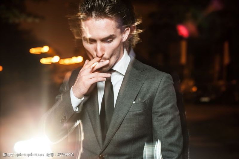 外国帅哥吸烟的男人图片
