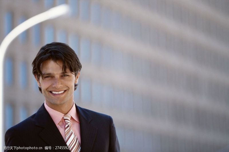 成功男士自信微笑的商务男士图片