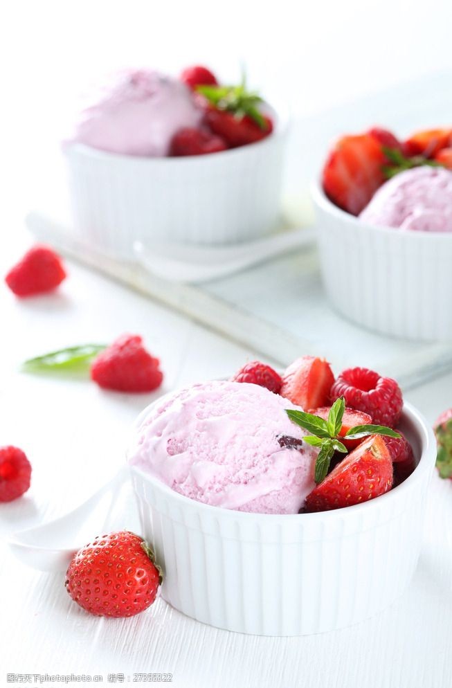 甜筒草莓冰激凌图片