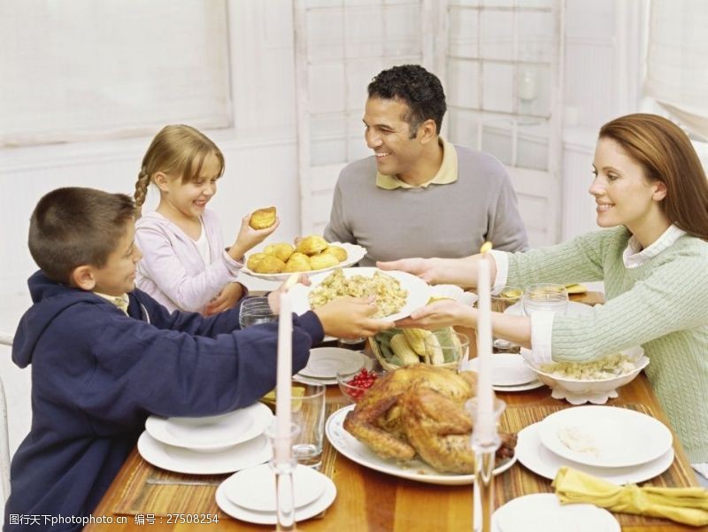 小夫妻吃圣诞节晚餐的外国家庭图片