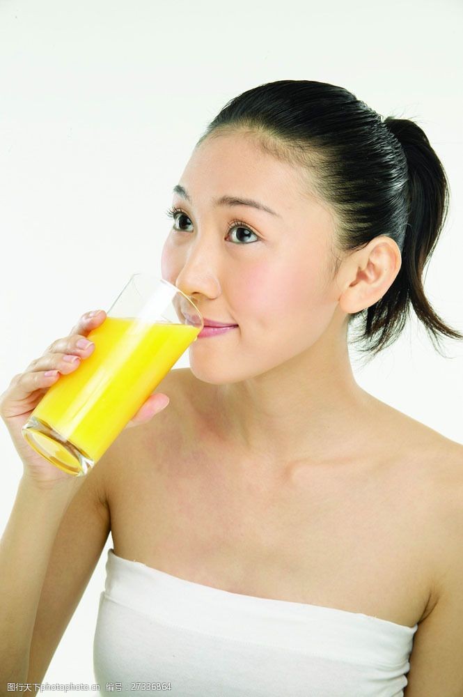 瘦身的美女喝果汁的健康美女图片
