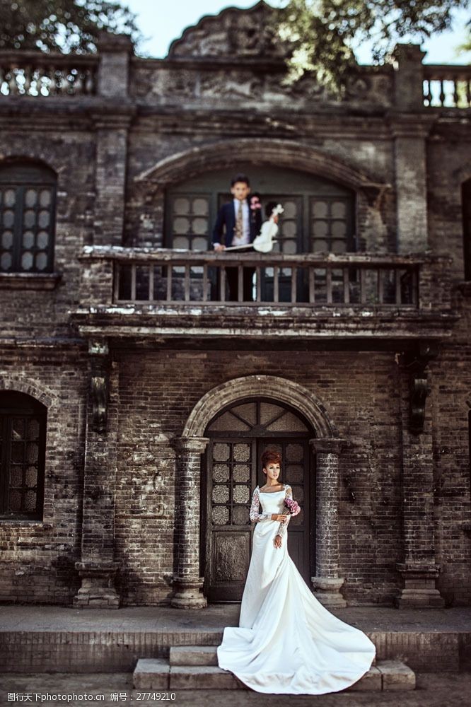 小夫妻欧式古建筑拉小提琴的新娘图片