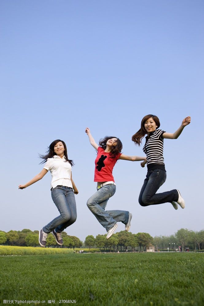 跃动的活力三个跳起的快乐女孩图片