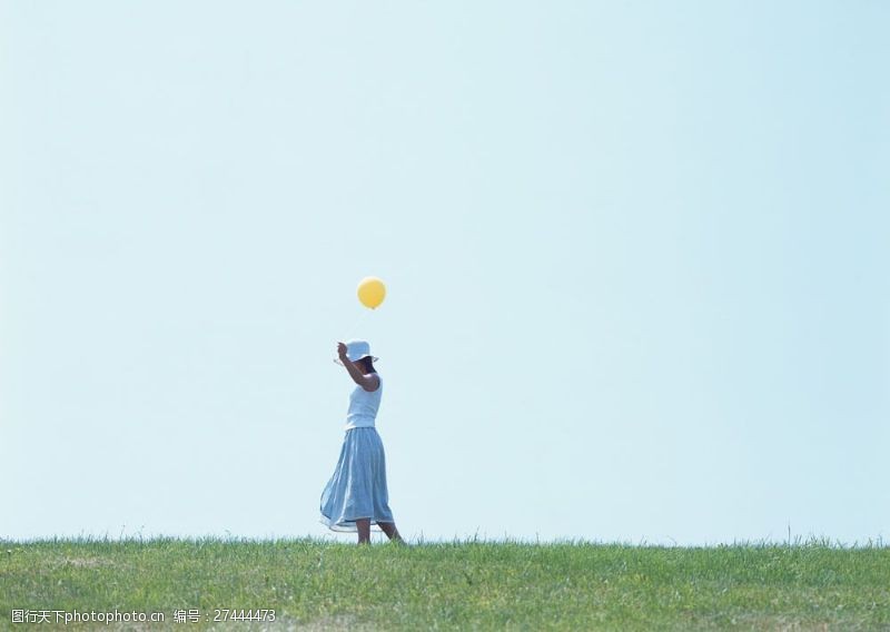 假日休闲女性手举气球的女人图片