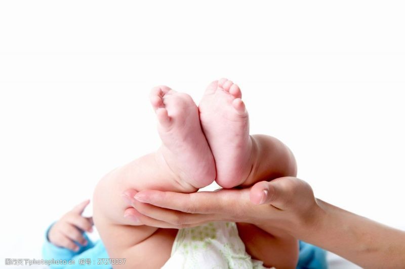 婴儿脚手捧着的婴儿小脚板图片