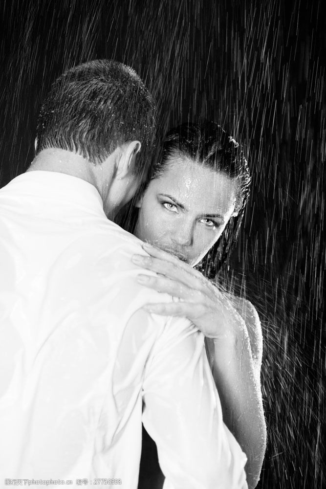 小夫妻雨中拥抱的夫妻图片