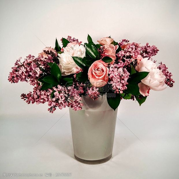 玫红牡丹装满鲜花的花瓶