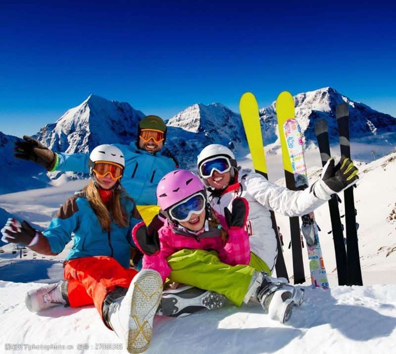 小夫妻坐地雪上的一家人图片