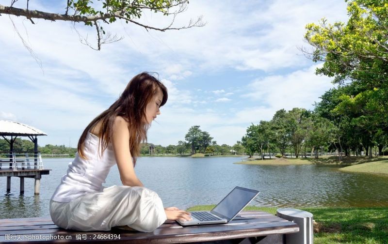笔记本电脑湖边玩电脑的女人图片