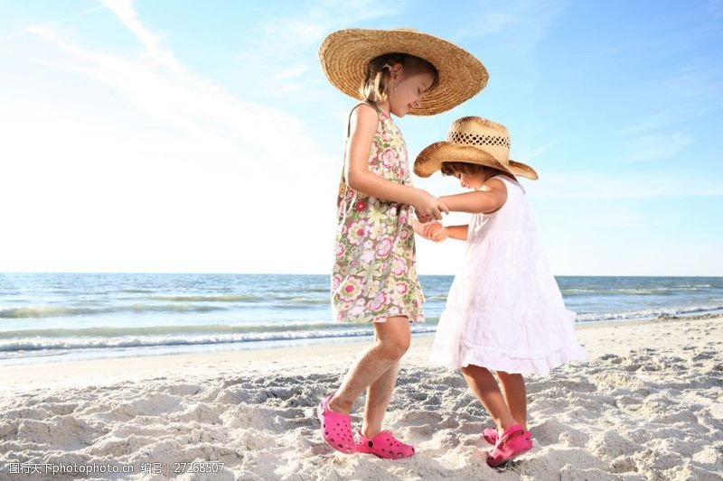 草帽女孩沙滩上玩耍的小女孩图片