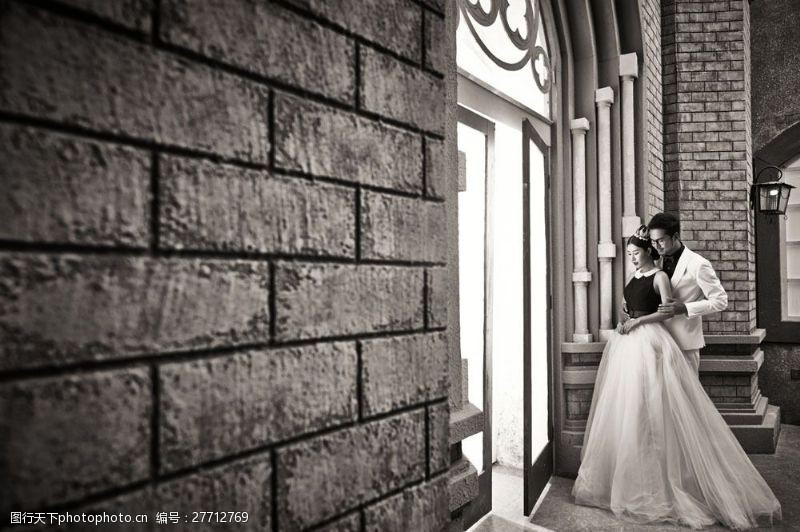 情侣模特室内黑白风格婚纱照图片