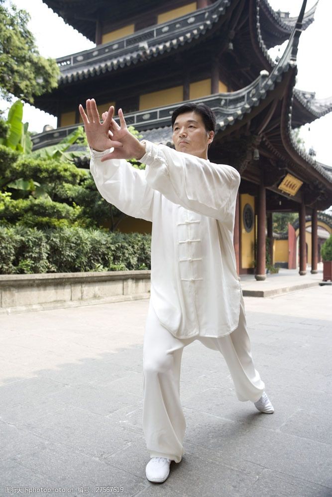 延年益寿庭院里练太极拳的中年男人图片