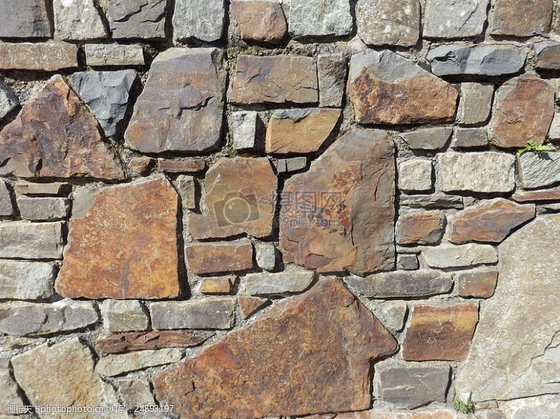凹凸形状不一的石壁
