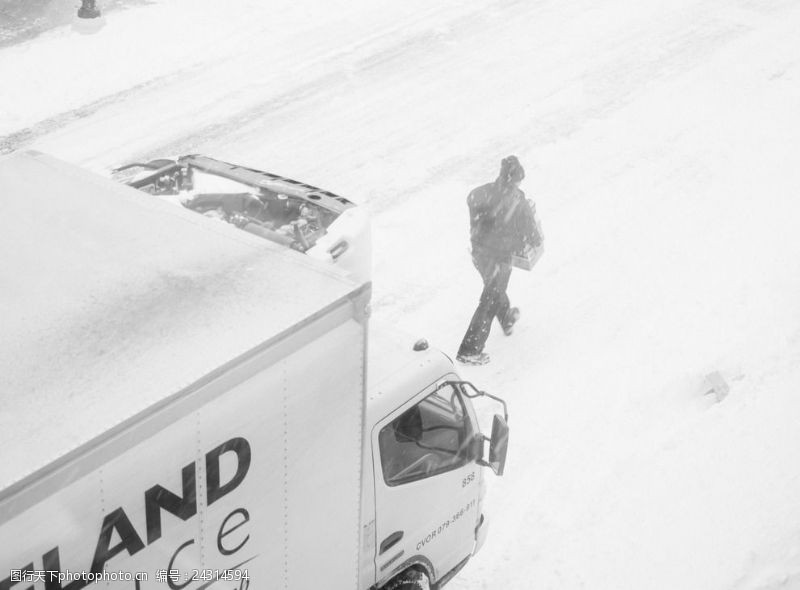 天地盖雪中路上的货车和行人
