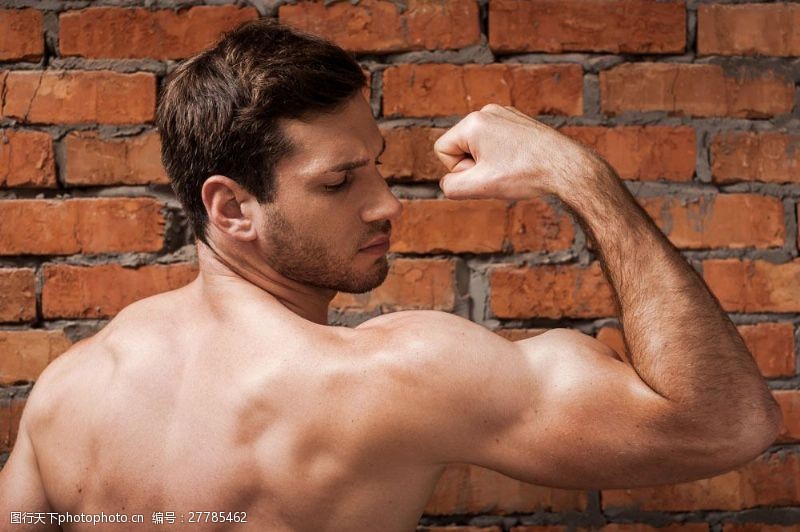 强壮的男人展示背部肌肉的男人图片