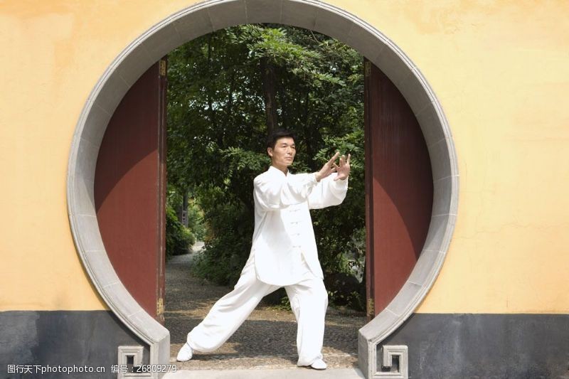 延年益寿拱形门前打太极拳的中年师傅图片图片