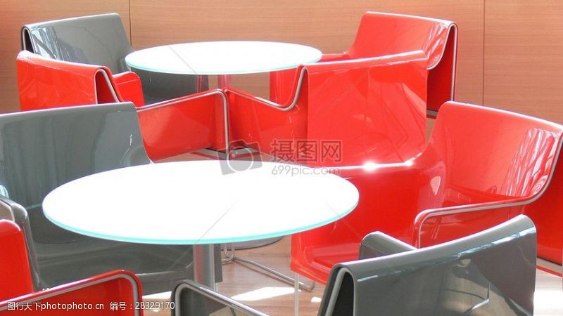 席位表精美的红色餐桌