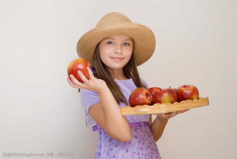 草帽女孩手里拿着水果的女孩图片