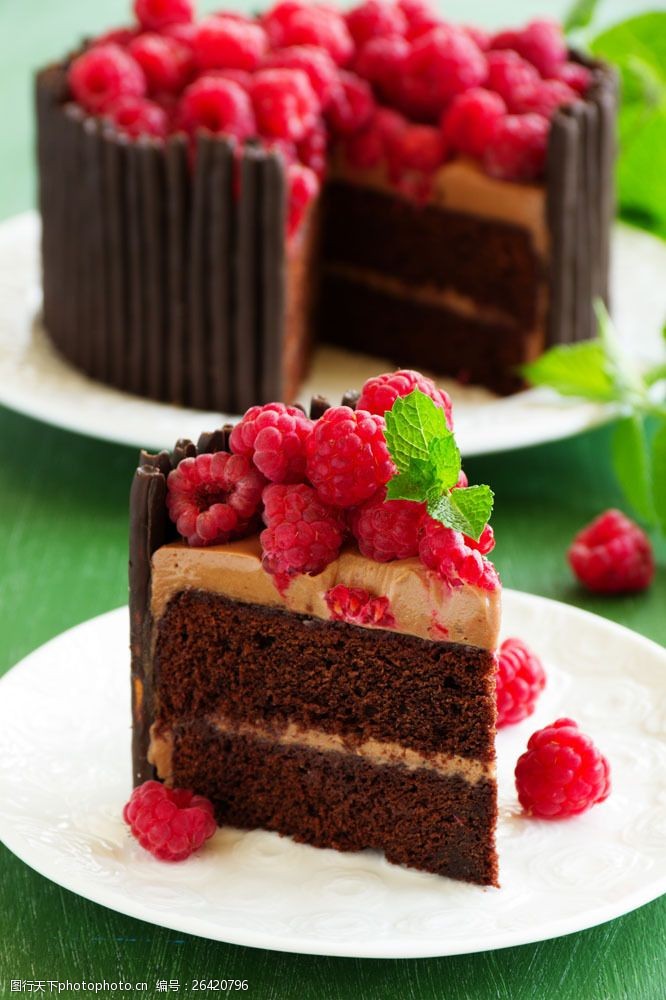 甜品点心树莓巧克力蛋糕摄影图片