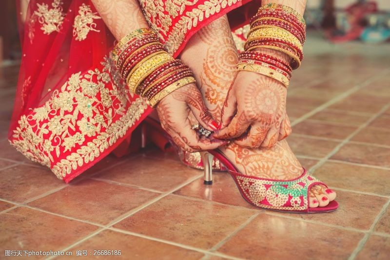 印度传统美女戴手镯的印度美女图片