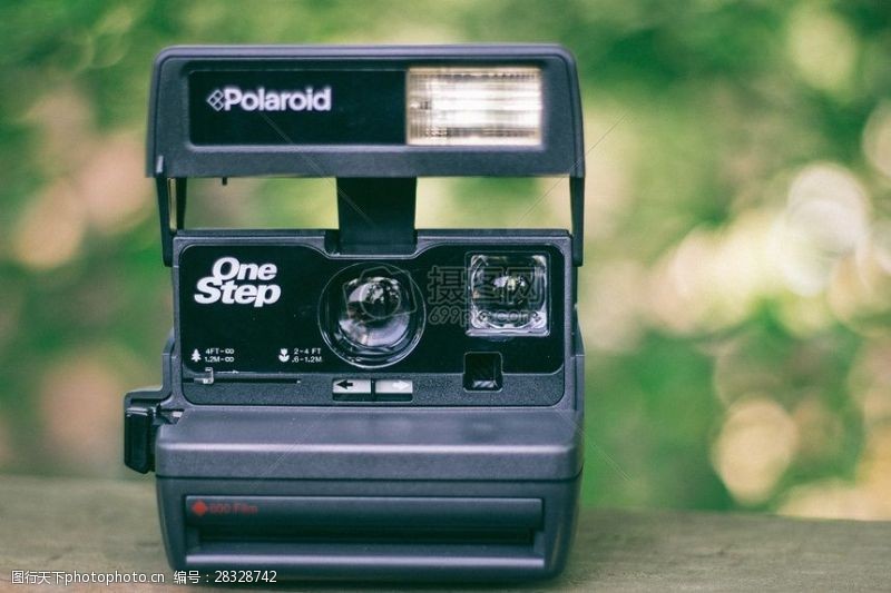 胶卷木凳上的照相机