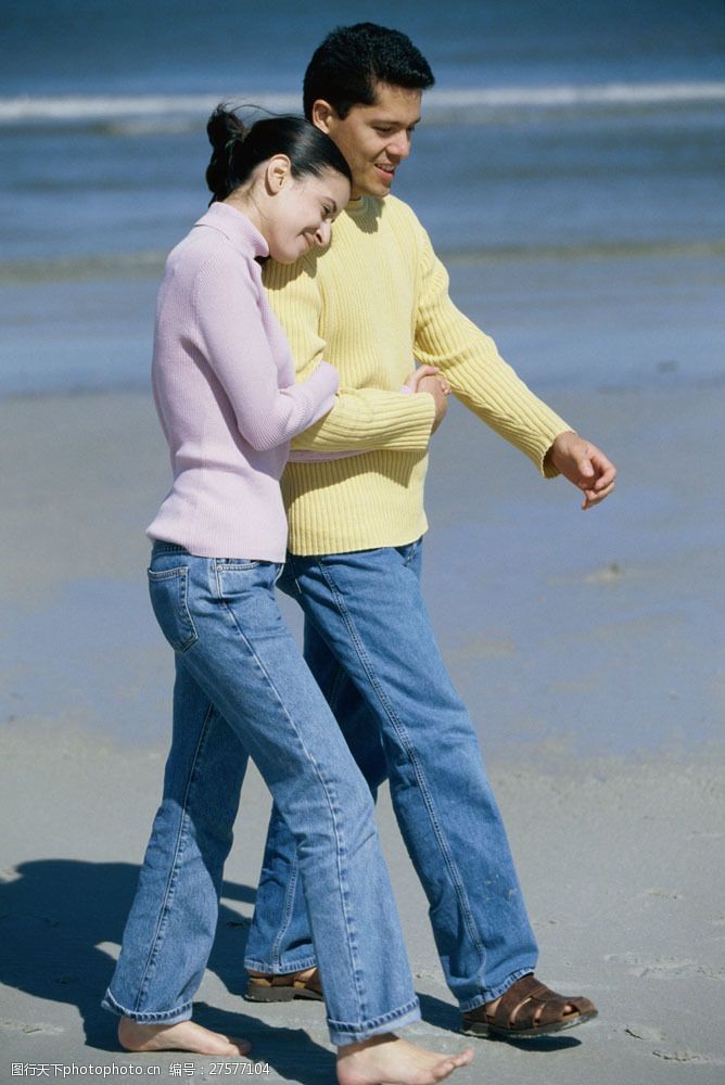 情侣海边漫步沙滩上漫步的情侣图片