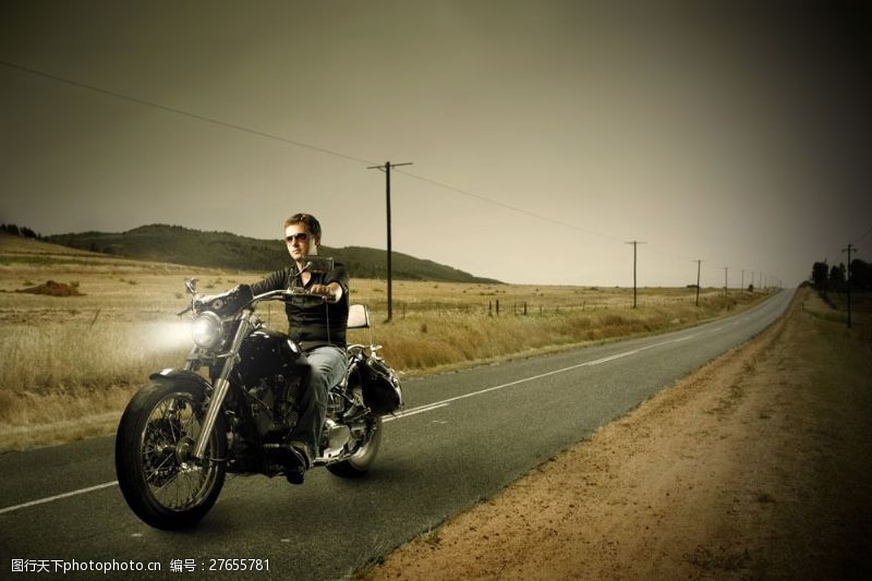 男性摩托车车手正在骑摩托车的男人图片