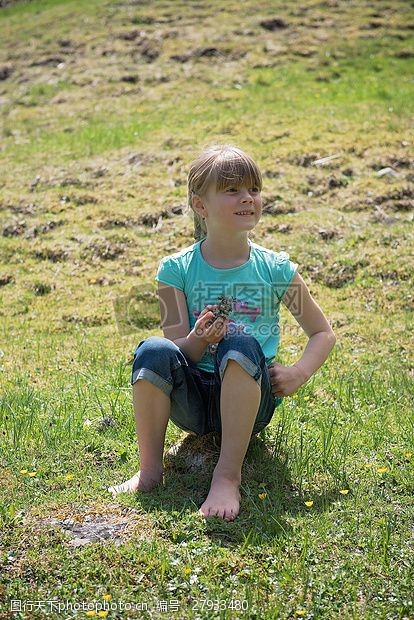 户外玩耍草地上的小女孩