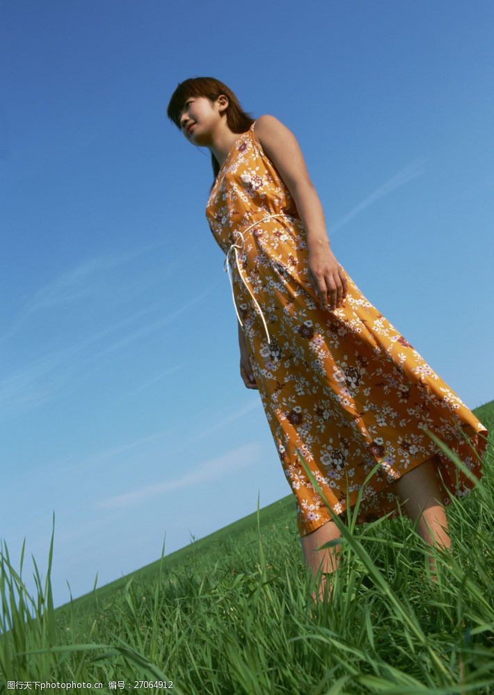 假日休闲女性站立在草地上的女性图片