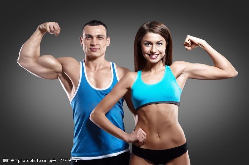 瘦身的美女展示肌肉的健身男女图片