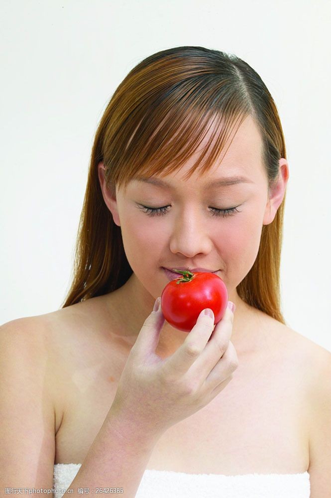 减肥的美女吃蕃茄的健康美女图片