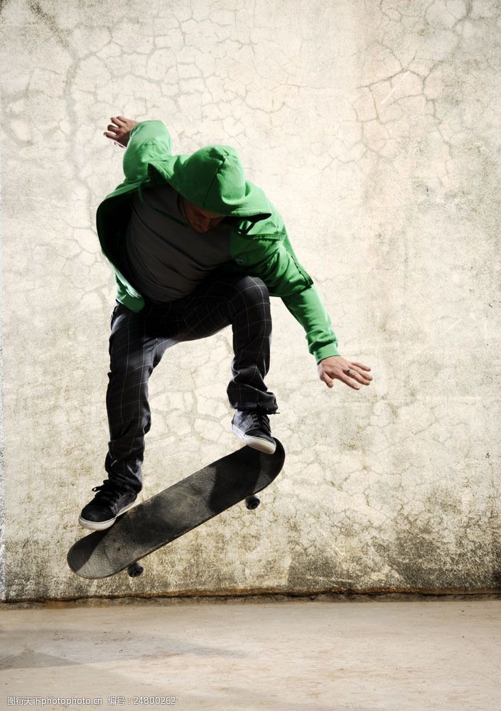 极限运动玩滑板运动的青年男生图片