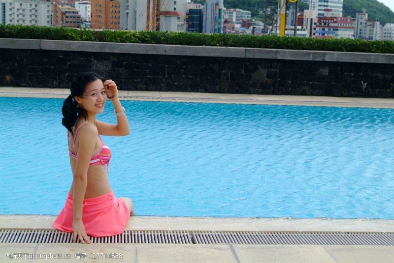 泳衣模特坐在水池旁的美女图片
