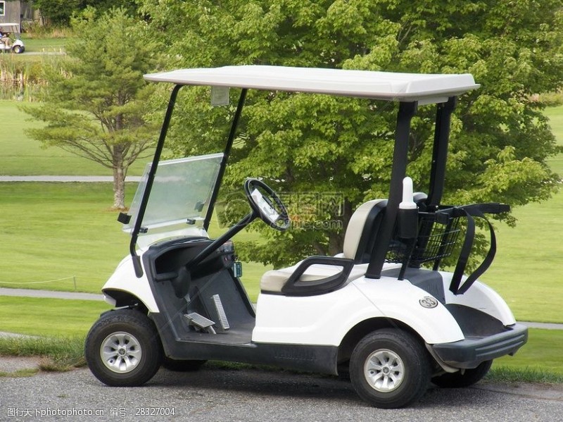 高尔夫会所草地上的高尔夫球车