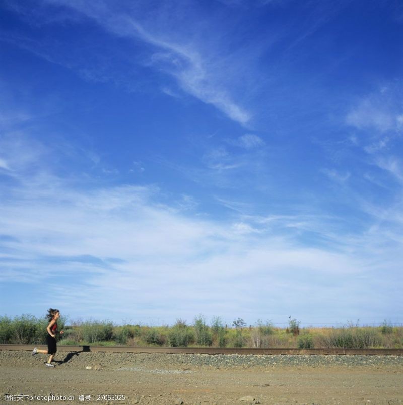 健身锻炼蓝天下跑步的女人图片