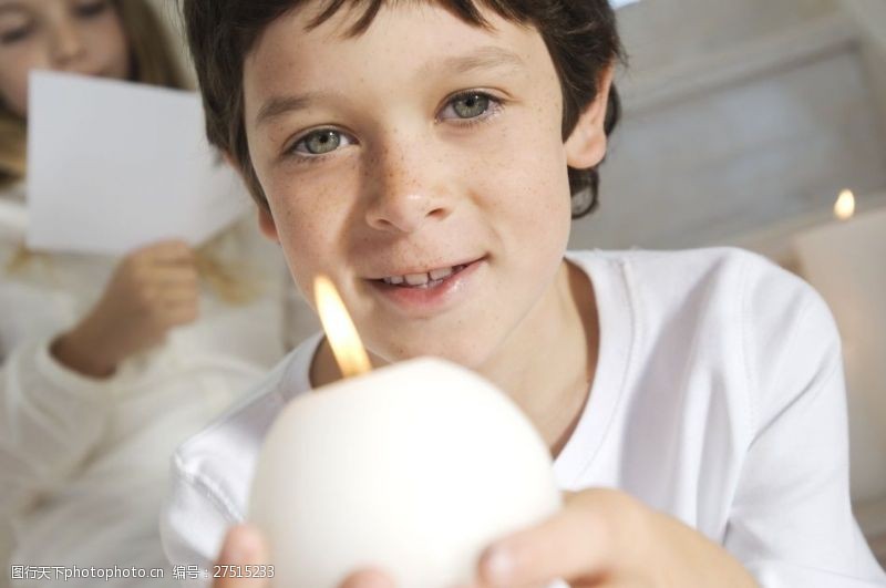圣诞白蜡烛捧着蜡烛的小男孩图片