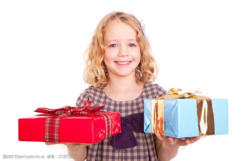 微笑礼物双手托着礼物盒的女孩图片