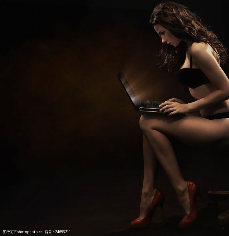 笔记本电脑用电脑的性感美女图片