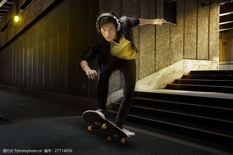 跃动的活力听音乐玩滑板的时尚青年图片