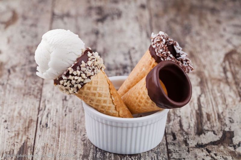 甜筒巧克力冰淇淋摄影图片