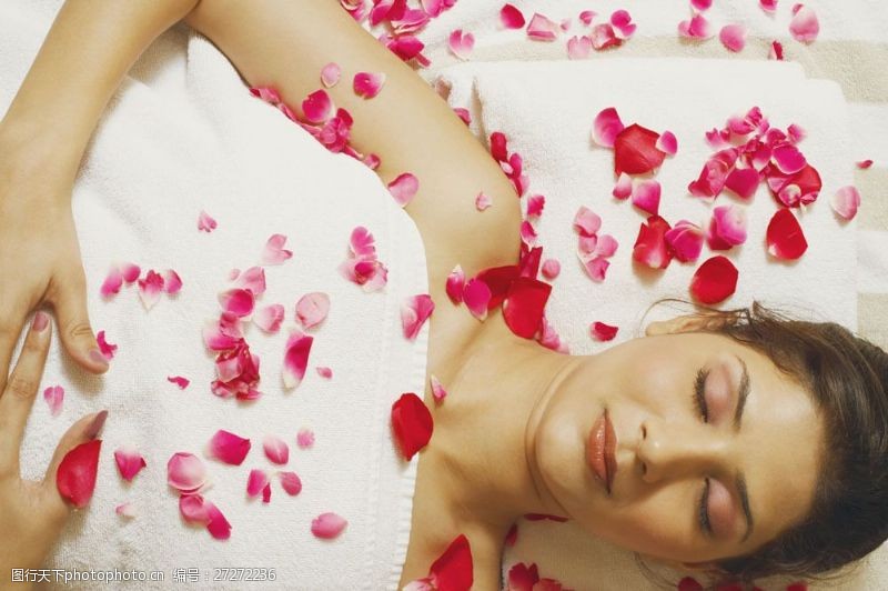 女性健康生活躺在花瓣上的外国性感美女图片