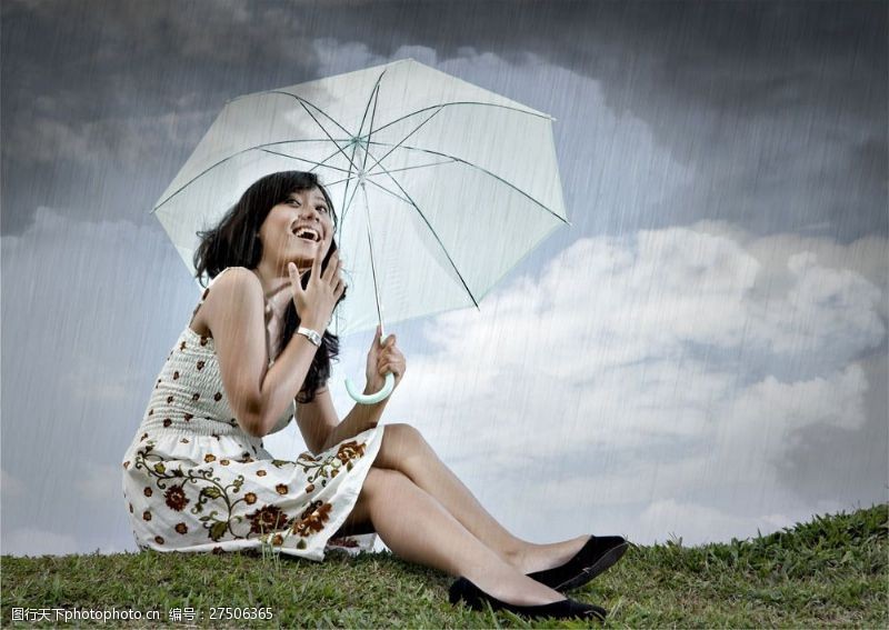 假日休闲女性下雨天打伞的女孩图片
