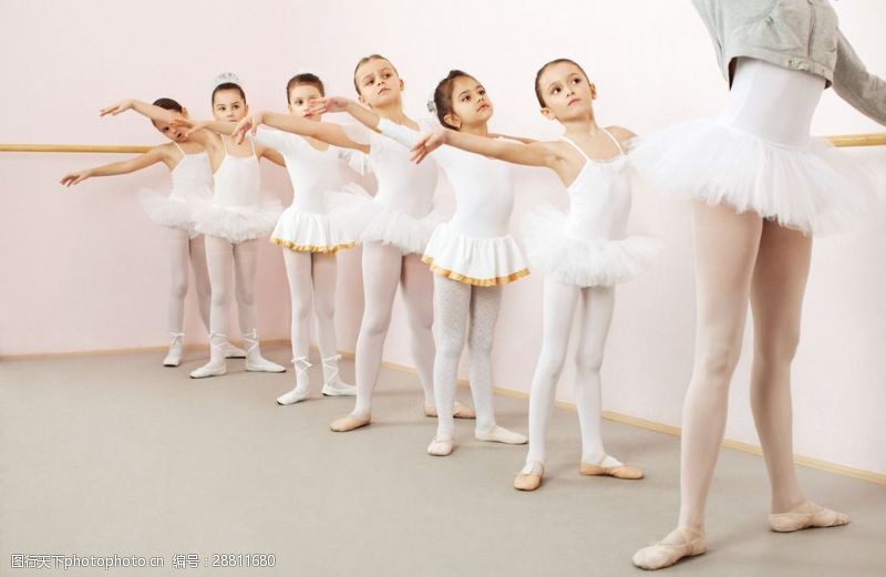 少儿舞蹈学习学芭蕾的孩子