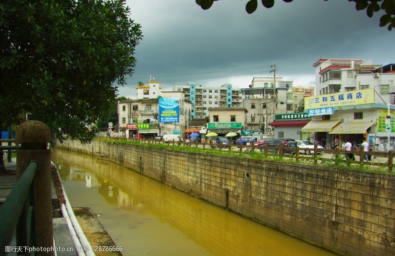 阴雨天城市河流生态建筑